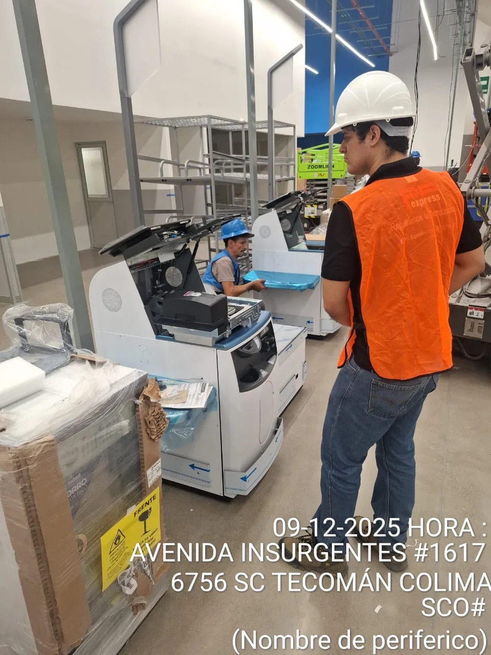 Personal técnico durante una implementación de autocobro en Tecomán, Colima