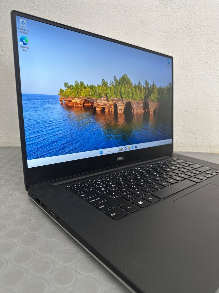 Vista adicional de Dell Precision 5520 reacondicionada